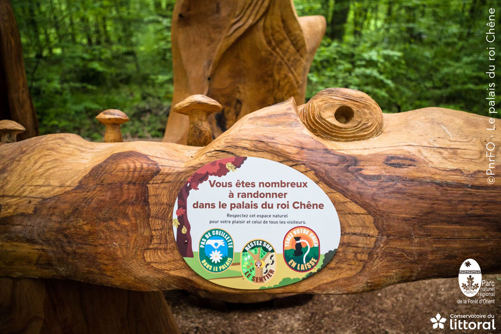 Panneau p&eacute;dagogique int&eacute;gr&eacute; aux sculptures.