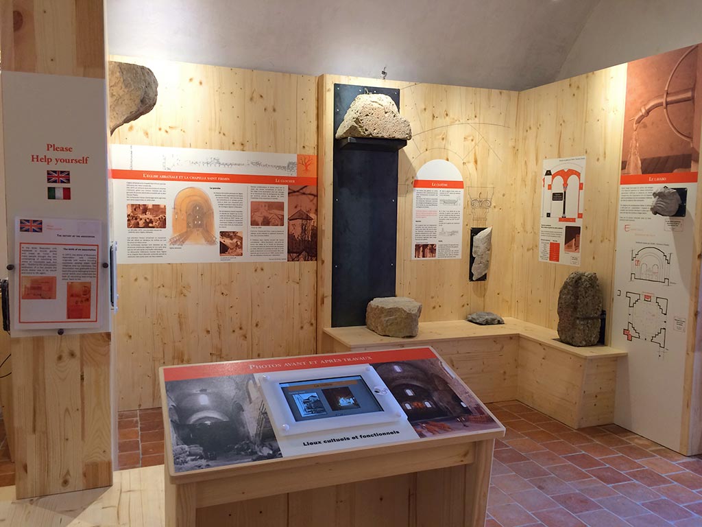 Exp&ocirc;ts tactiles dans le lapidaire de l'ancienne cuisine